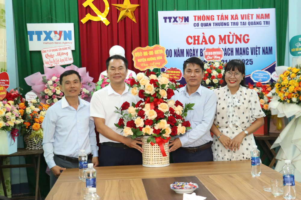 Lãnh đạo huyện Hướng Hoá đến thăm chúc mừng các cơ quan thông tấn, báo chí hoạt động trên địa bàn tỉnh